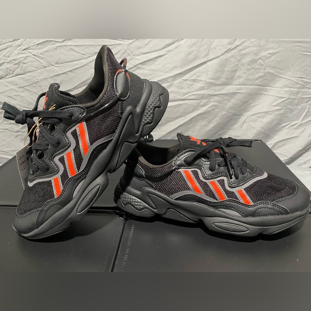 Adidas ozweego “black solar red” youth size 6.5 womens 8.5 trainer training gym